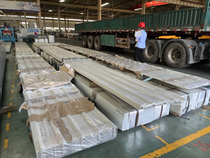 彩钢瓦厂家给您分析彩钢瓦的用途和优势