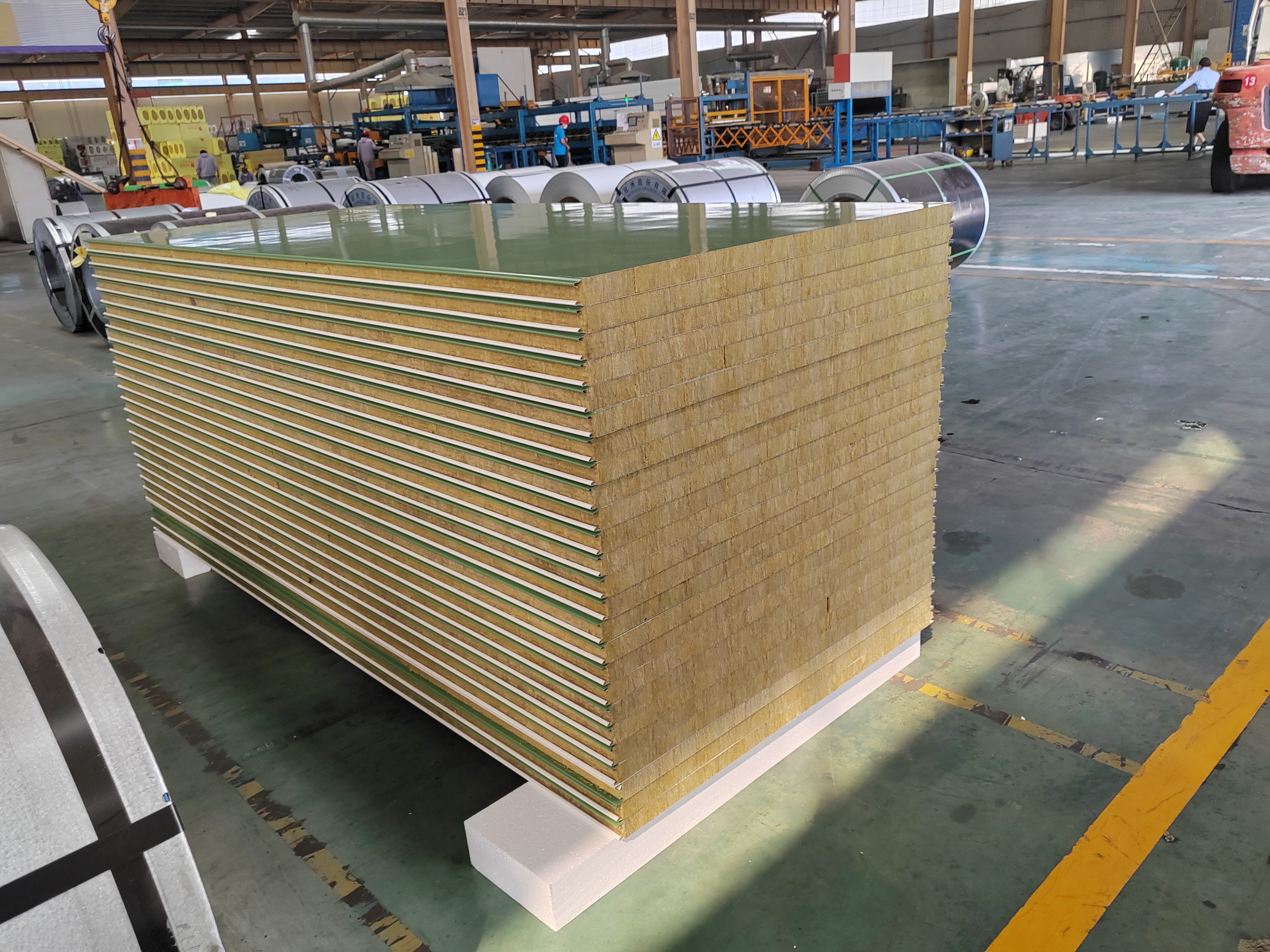 岩棉夹芯板有什么优势(图1)